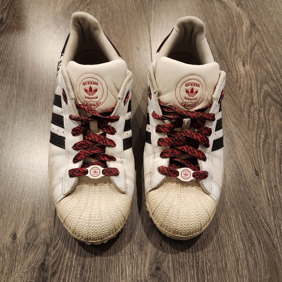 Adidas Superstar Limited Edition with Queens Borough Art No. 078777 - Picture 3 of 7